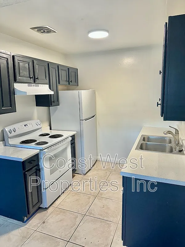 Mauna Loa Apartments — Photo 1