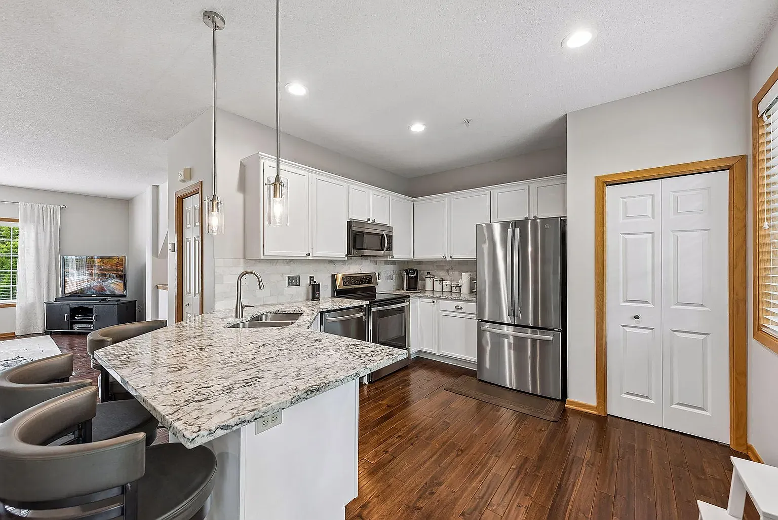 4 bed, 2028 sqft, $3,095 — Photo 4