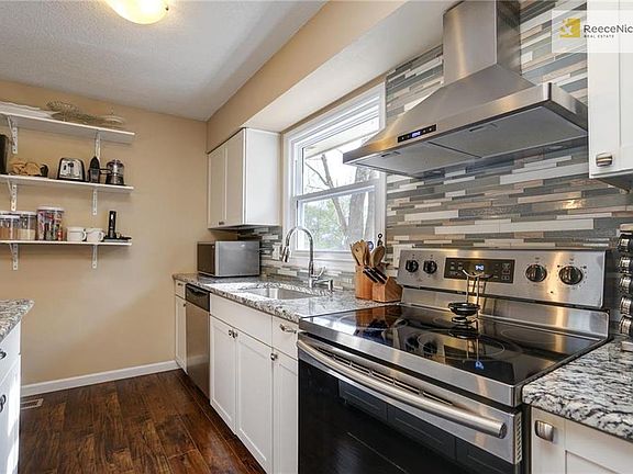 3rd image of 7321 Willow Ave