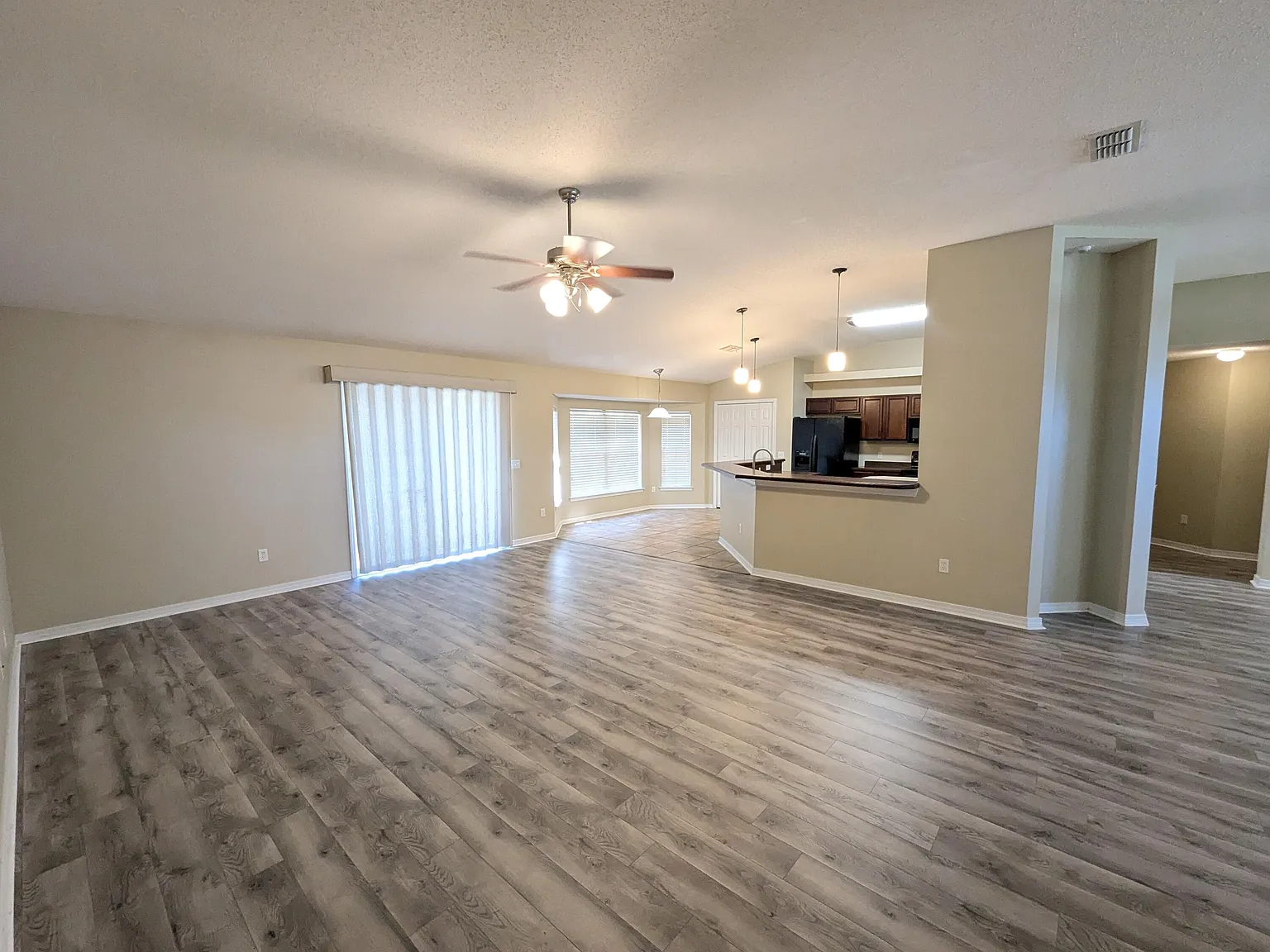 4 bed, 2.0 bath, 2393 sqft, $2,520 — Photo 4
