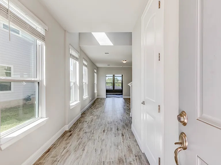 113 Riverhill Dr — Photo 5