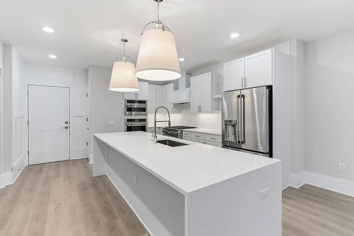 Building Photo - 215 2nd Ave #2