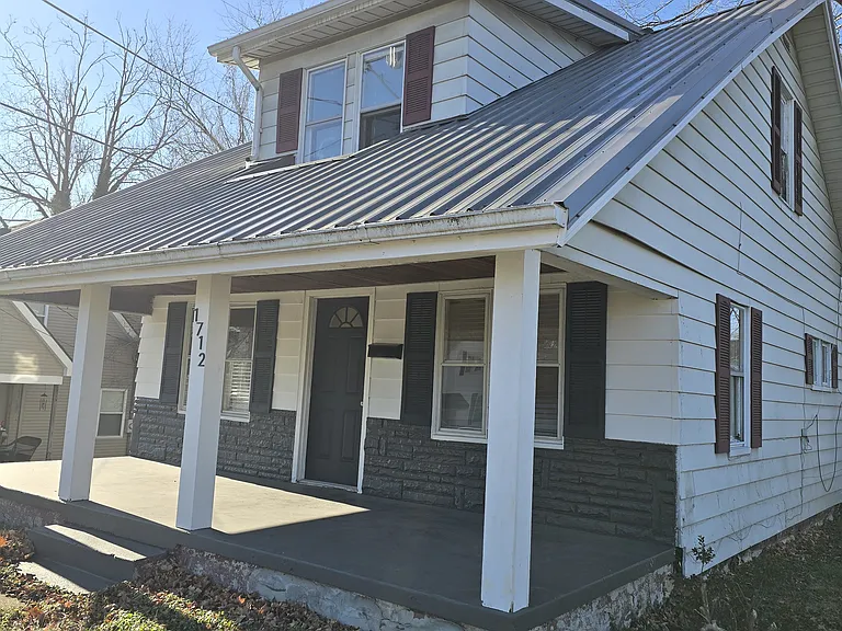 1712 Blackburn Ave — Photo 2