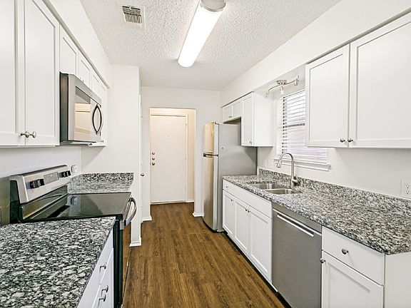 4th image of 536 Clover Dr