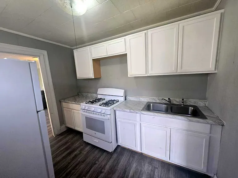 25 Stuyvesant St #2L — Photo 4
