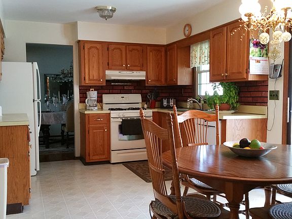 Eat-in kitchen