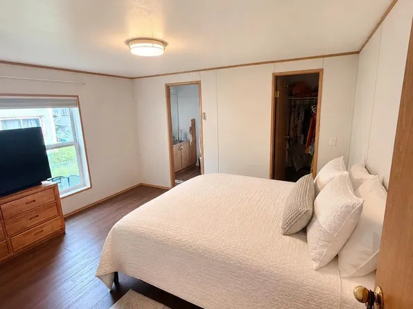 3240 Penland Pkwy Trailer 374, Anchorage, AK 99508