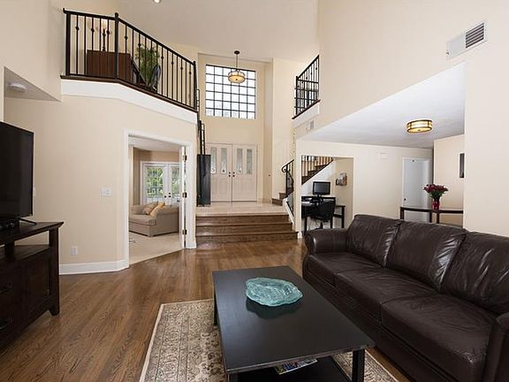 3rd image of 751 Captiva Ct NE