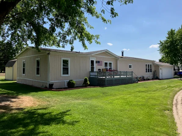 24 Peggy Dr, Sandwich, IL 60548