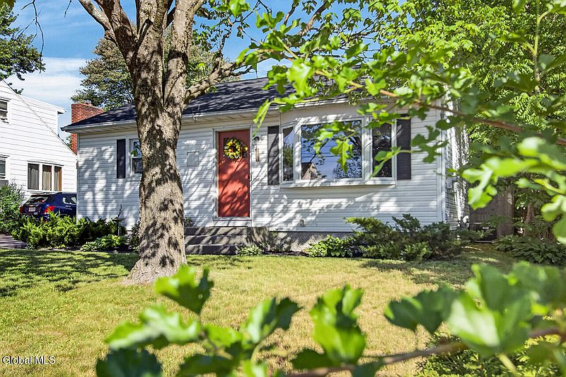 3rd image of 28 Smith Avenue