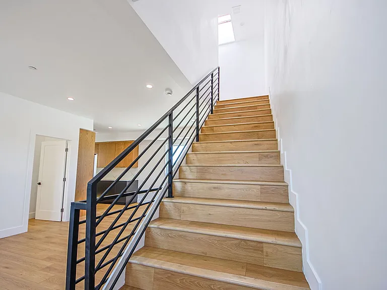 2851 S Victoria Ave — Photo 19