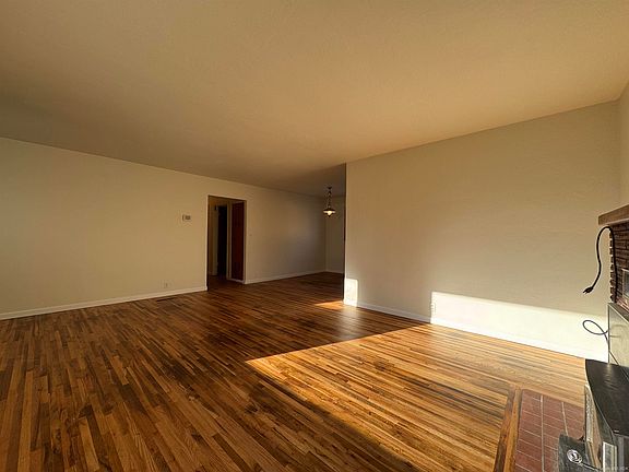 5th image of 849 Willow St
