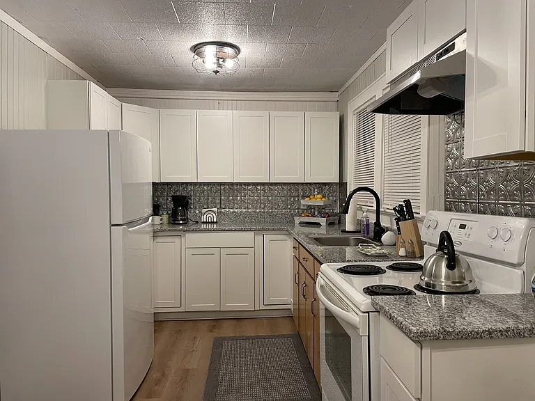 566 N 1st Ave — Photo 11