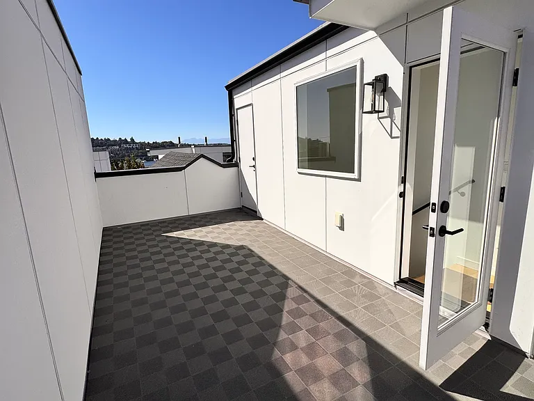 2344 Franklin Ave E — Photo 64