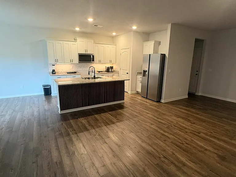 63 Banks Blvd — Photo 2