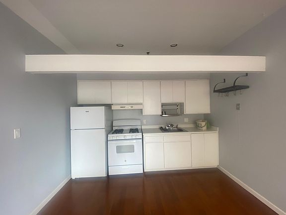 4th image of 26 Genoa Pl APT 2