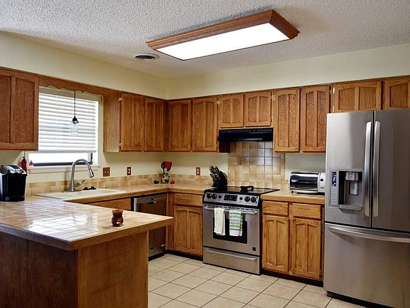 3rd image of 701 Garden Pl