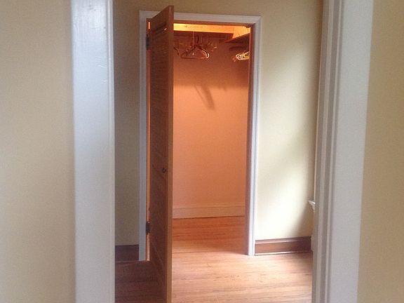 3 bedrm dressing room/walkin