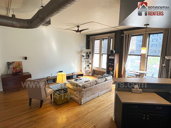 5th image of 108 W Wells St Unit 2D