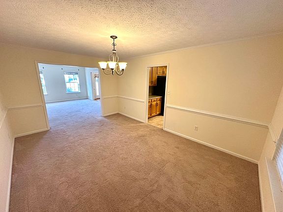 4th image of 211 Hedgerow Ln