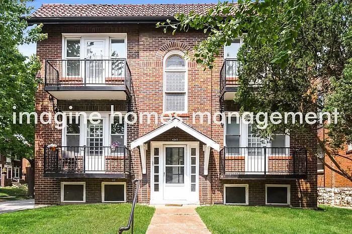 2 bed, 1.0 bath, 900 sqft, $1,469 — Photo 1