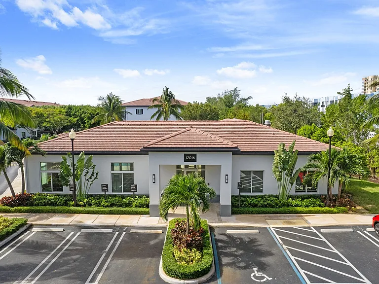 Welcome to Windsor Biscayne Shores.