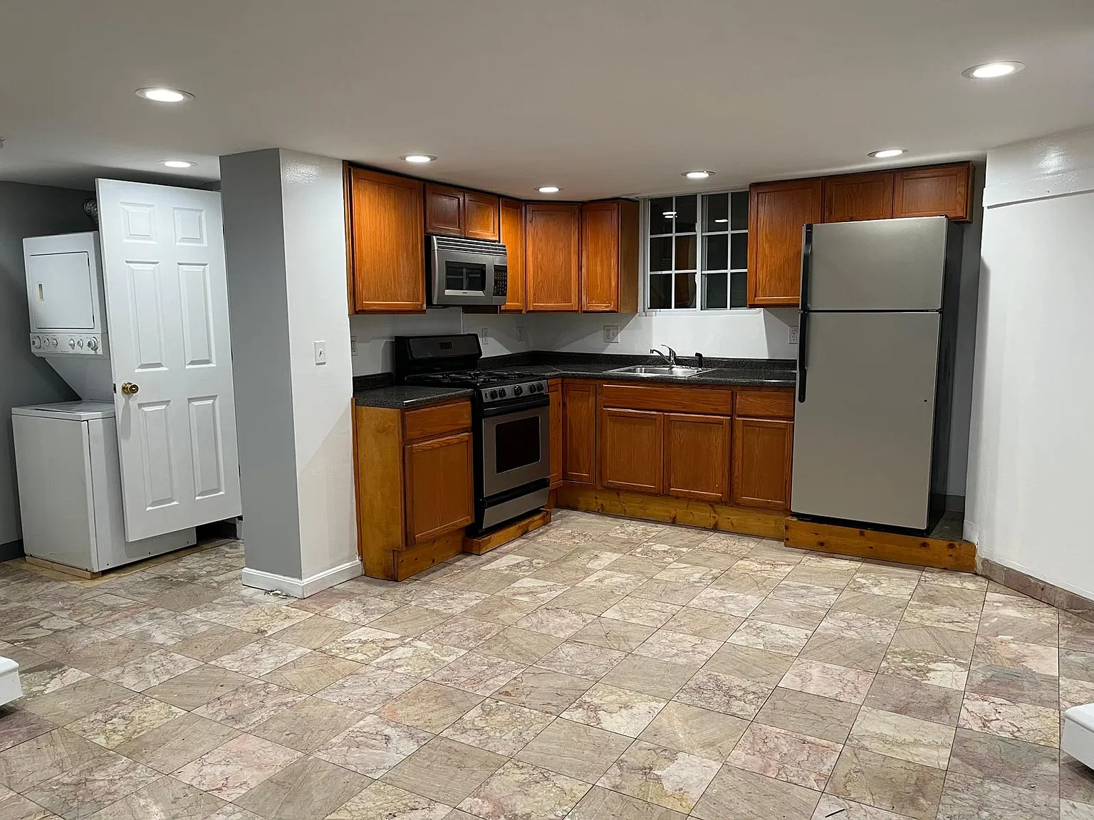 3 bed, 1000 sqft, $2,500 — Photo 1
