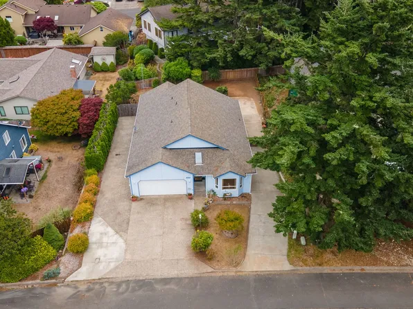 925 Chickses Dr, Coos Bay, OR 97420