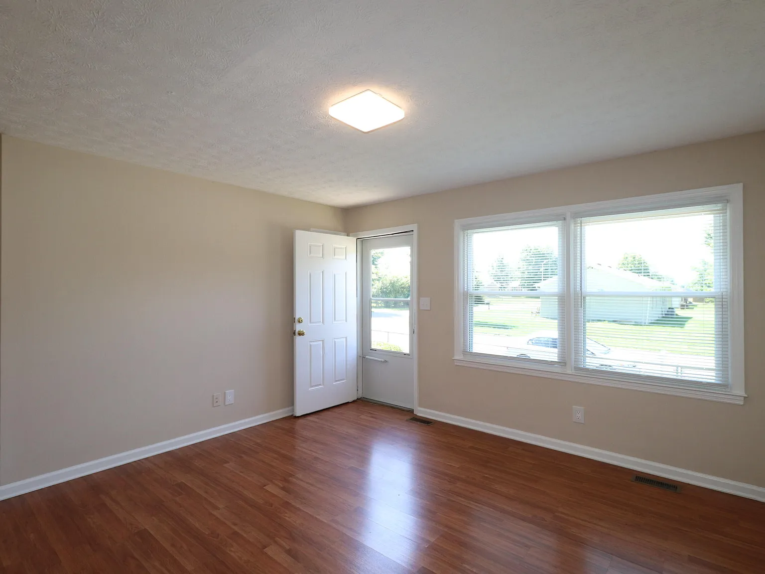 3 bed, 1.0 bath, 1080 sqft, $1,450 — Photo 3