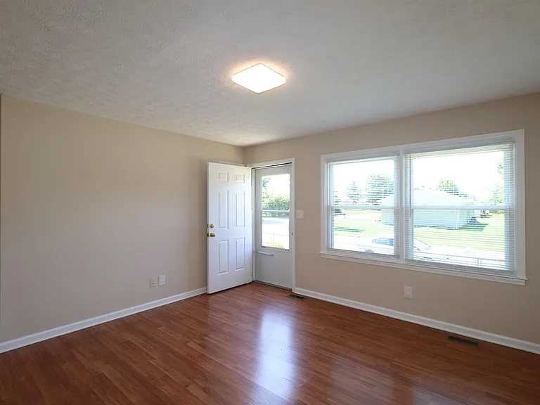 212 Foxwood Dr — Photo 3