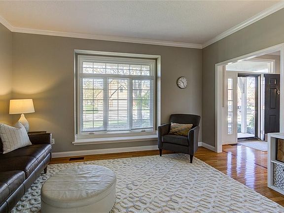 5th image of 10348 Woods Edge Dr