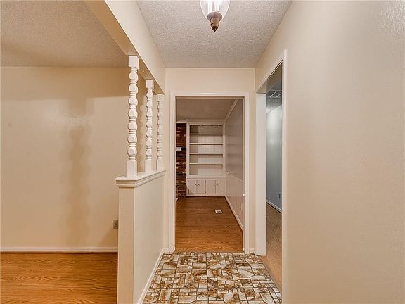 3rd image of 513 Pepperdine Ave