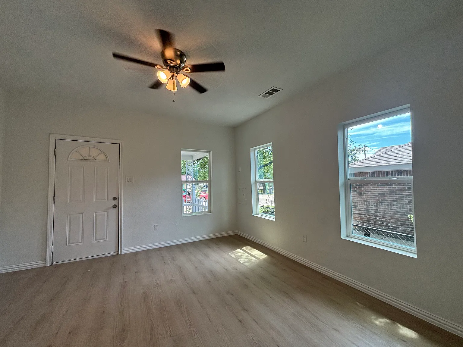 2 bed, 832 sqft, $1,900 — Photo 3