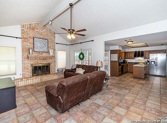 4th image of 7922 Creek Trail St