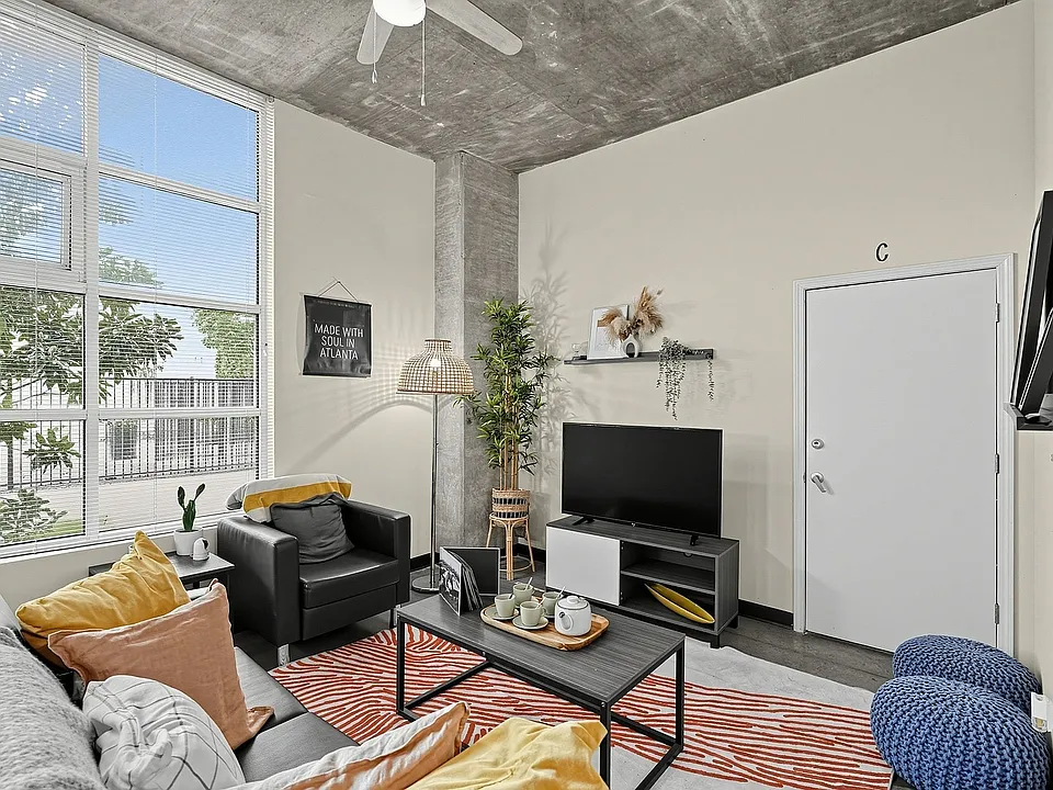 03_800_West_Marietta_St_NW-Living_room-0813