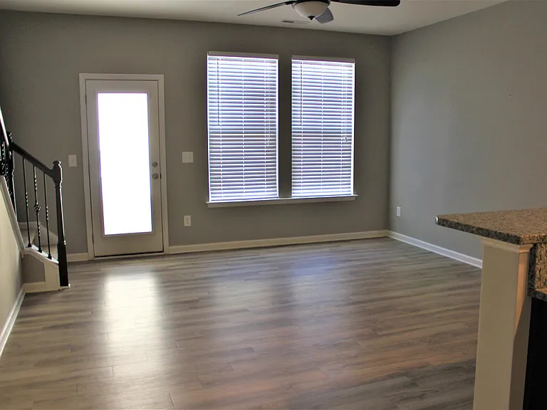1084 Kenross Dr — Photo 2