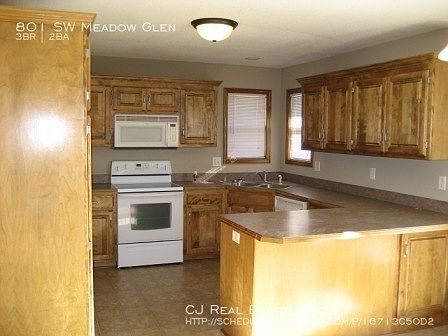 3rd image of 801 SW Meadow Gln