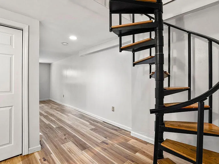 190 W 7th St #1 — Photo 16