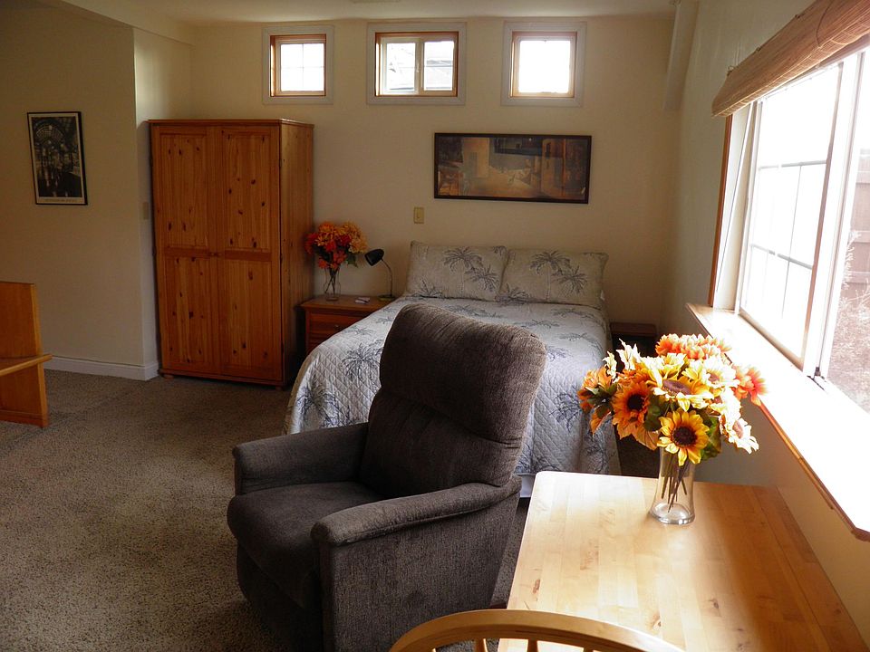 Bedroom and lounge area