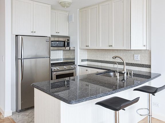 4th image of 300 E 62nd St APT 2903