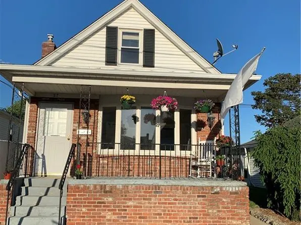 37 Stella St, Providence, RI 02909