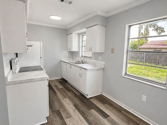 4th image of 511 65th Avenue Dr W