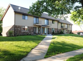 1383 Sunnyridge Rd, Pewaukee, WI 53072