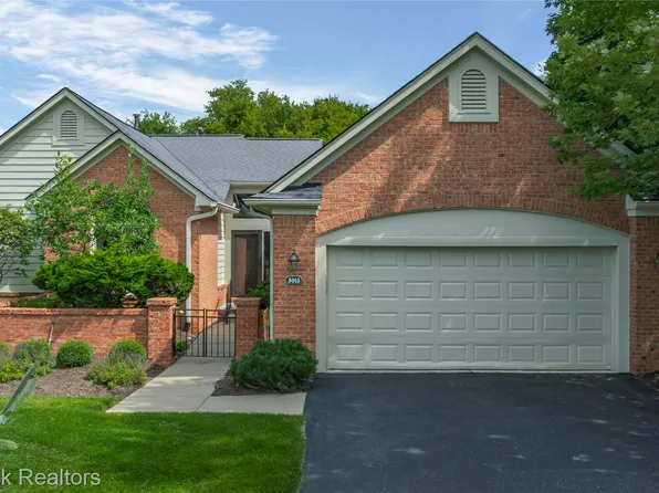 5015 Lake Vista Dr, West Bloomfield, MI 48323
