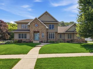 1119 Lakeview Dr, Cedar Falls, IA 50613