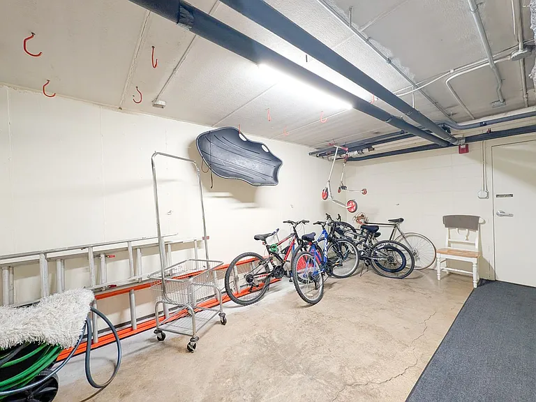 483 N Larch Ave #204W — Photo 18