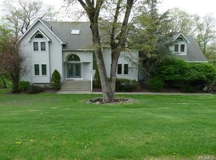 14 Hawk Nest Rd, Tomkins Cove, NY 10986