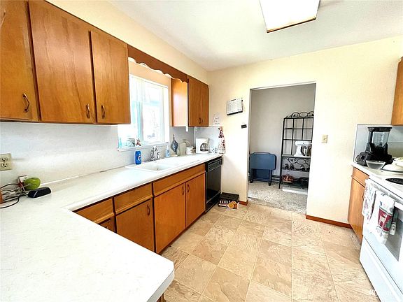 3rd image of 1025 Camas St