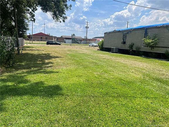 2nd image of 828 Shady Ln