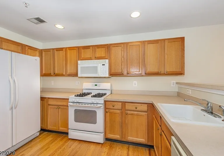 102 Lakeview Ct — Photo 9